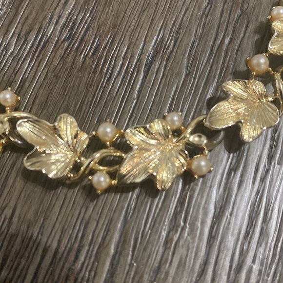Vintage Lisner Maple Leaf Faux Pearl Necklace Open Work GoldTone - Picture 5 of 12